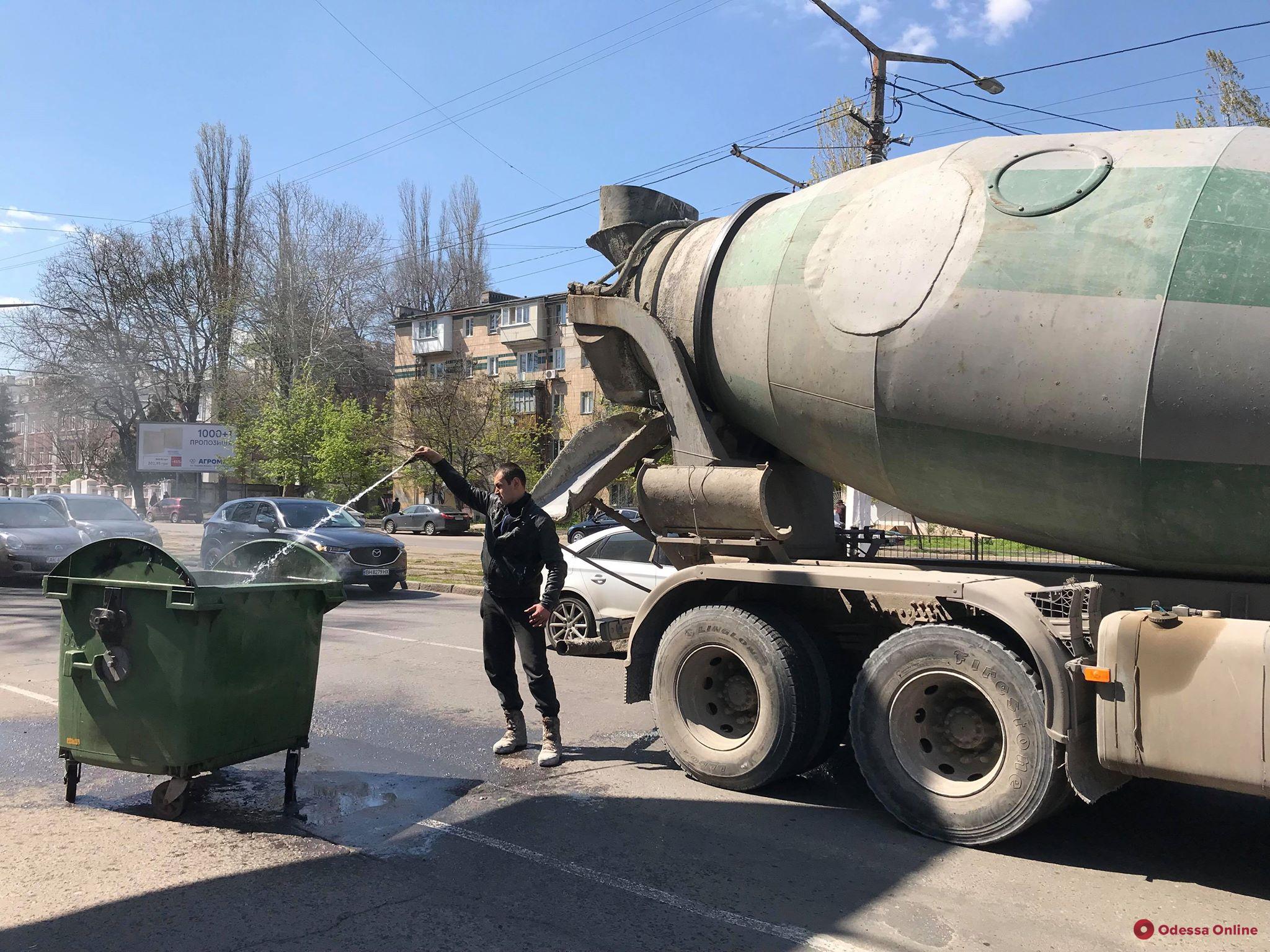 Одесса: курьер-мопедист и водитель бетономешалки сообща потушили мусорный бак (фотофакт)