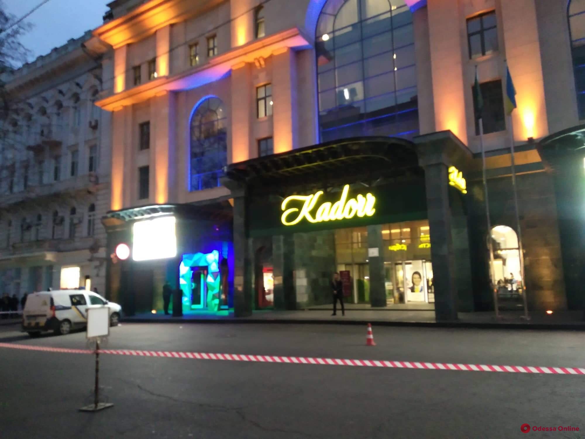 Полиция ищет взрывчатку в торговом центре на Екатерининской