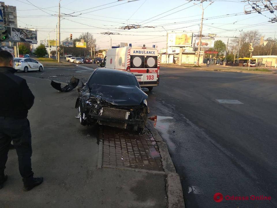 На Таирова столкнулись легковушка и «скорая» — есть пострадавший