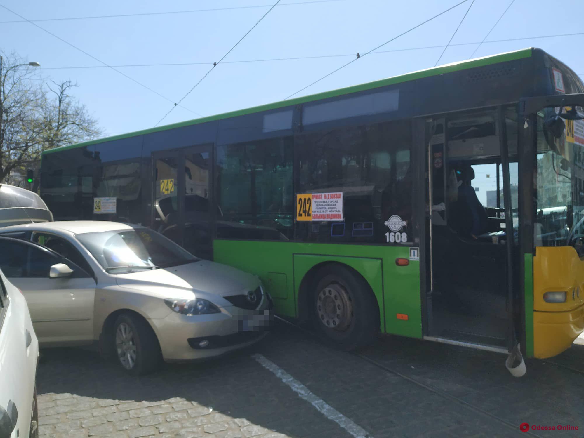 В центре Одессы «притерлись» автобус и легковушка