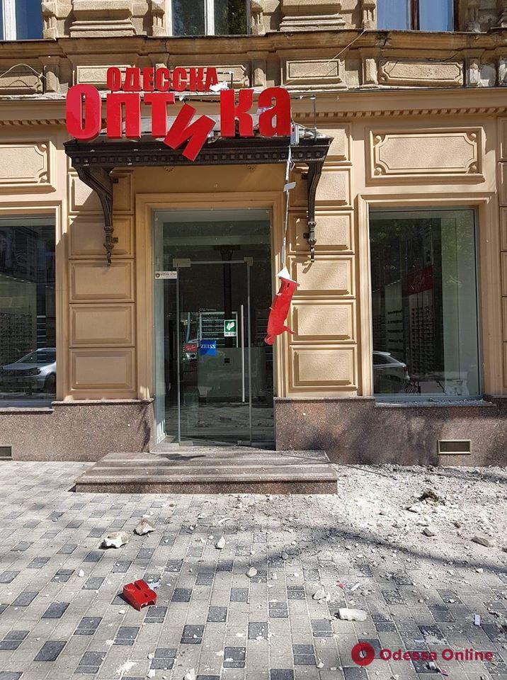 В центре Одессы обвалившийся фрагмент фасада повредил вывеску магазина