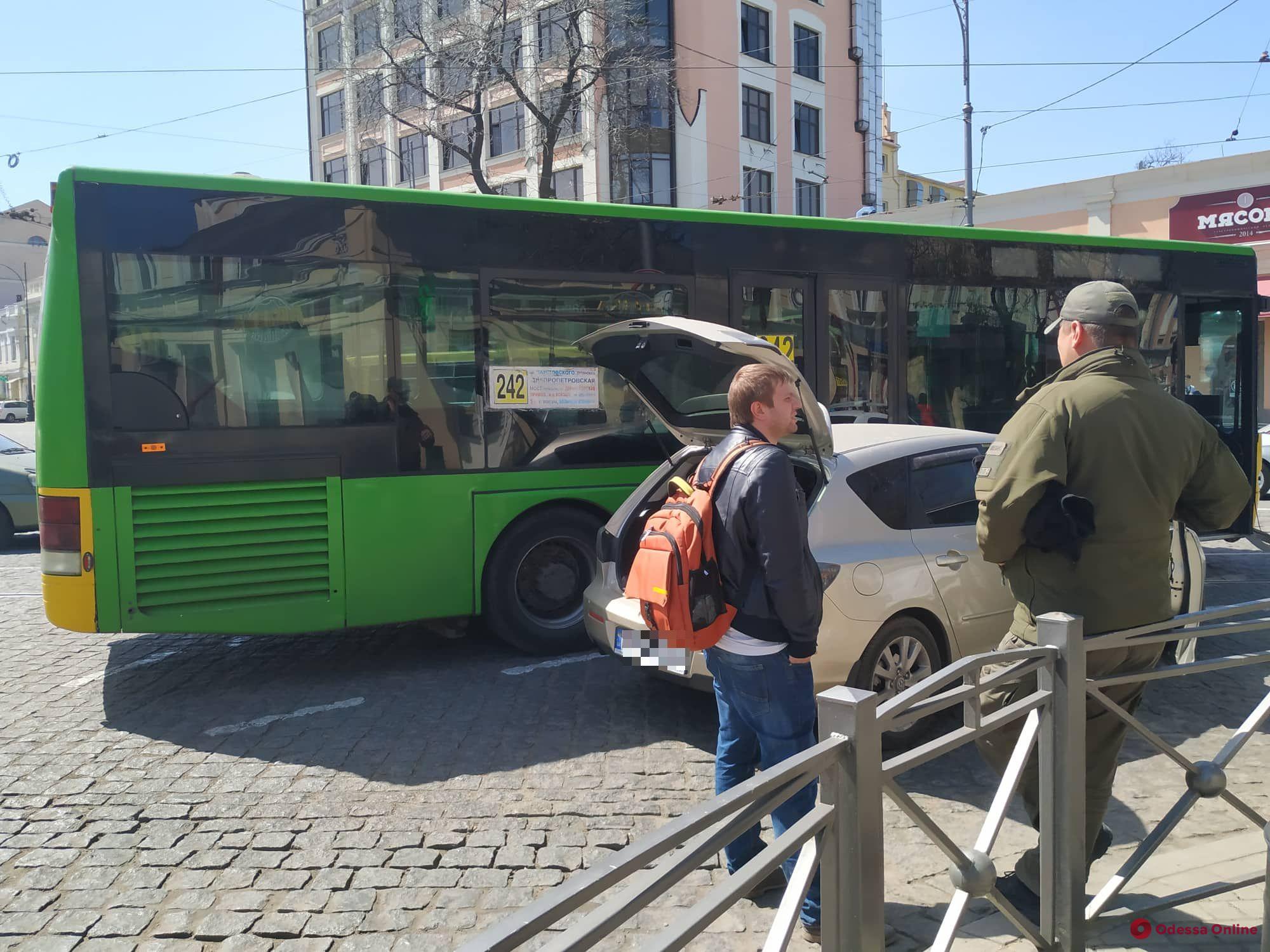 В центре Одессы «притерлись» автобус и легковушка