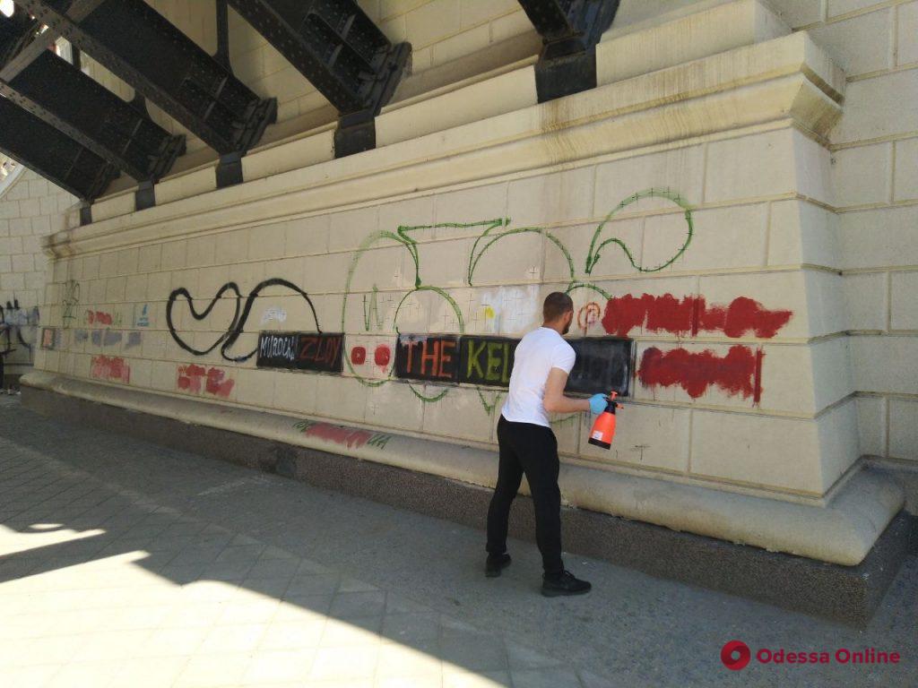 С моста Коцебу убрали уродливые граффити