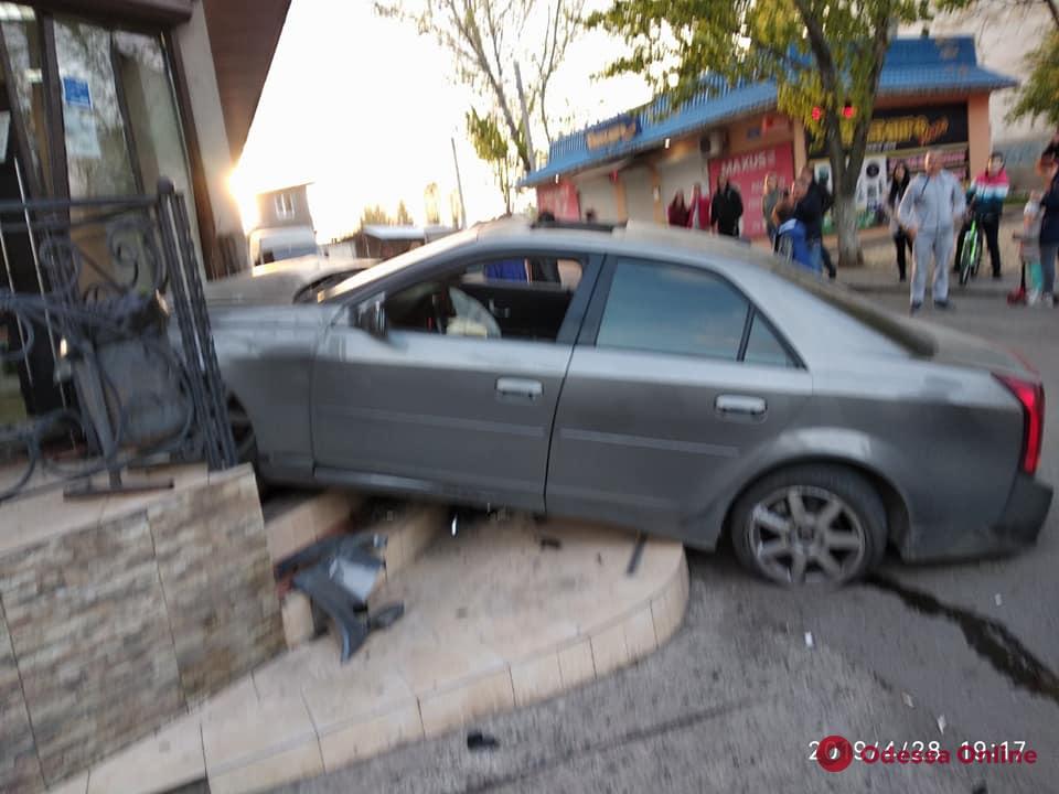 В Черноморске пьяный водитель легковушки протаранил магазин