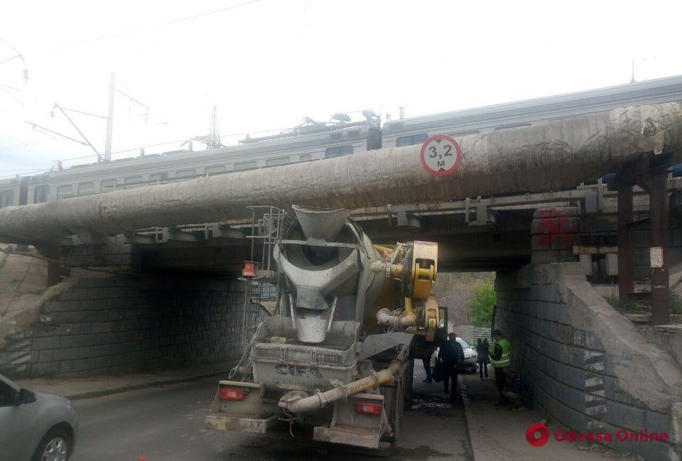 Промахнулся с габаритами: в Одессе «миксер» застрял под мостом