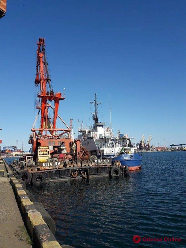 В акватории Одесского порта чистят дно