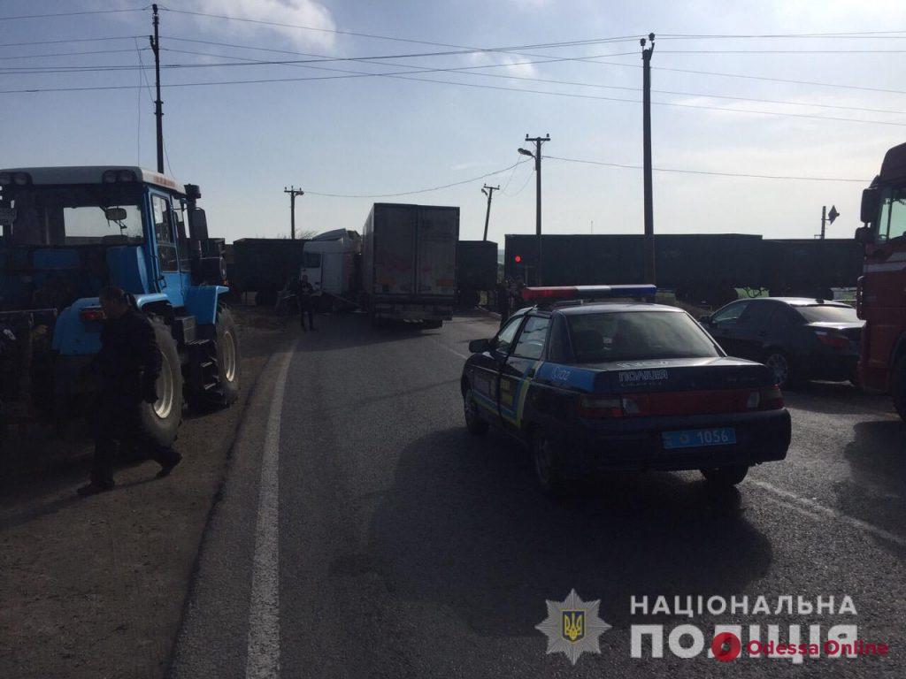 Трасса Одесса-Измаил: на железнодорожном переезде грузовик столкнулся с поездом