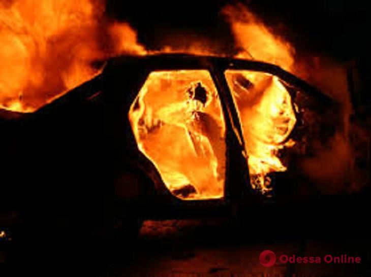 В Черноморске полыхали автомобили — одна машина сгорела дотла