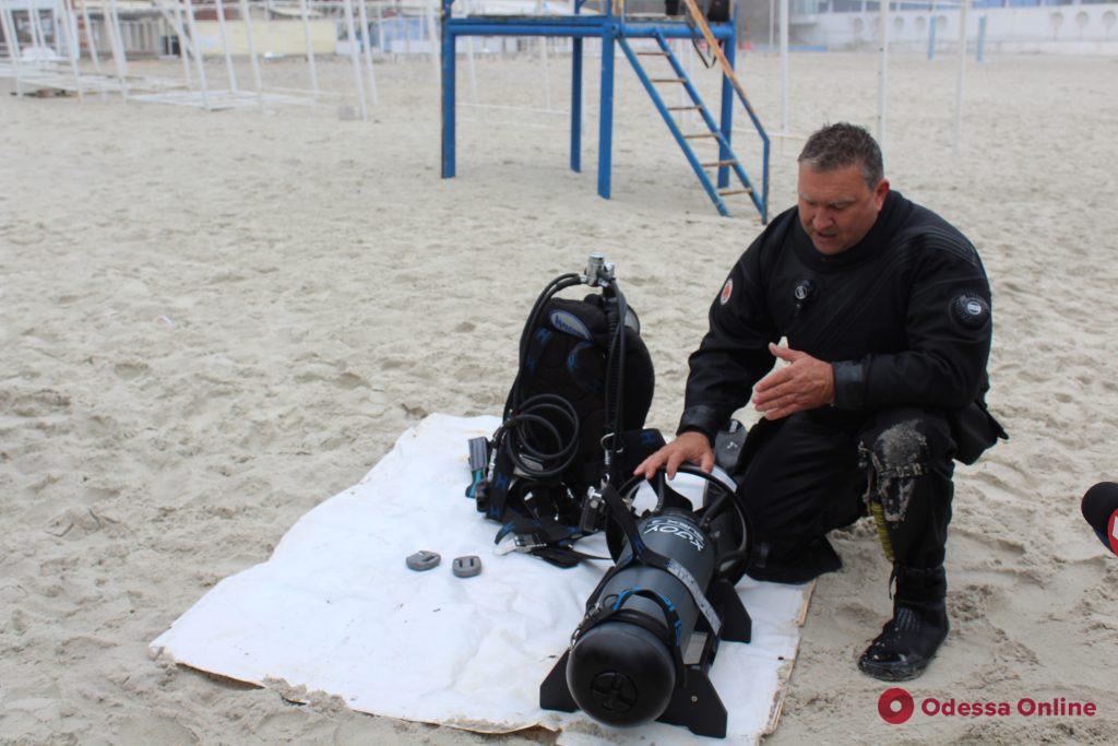 Курортный сезон на носу: одесские водолазы чистят морское дно (фото)