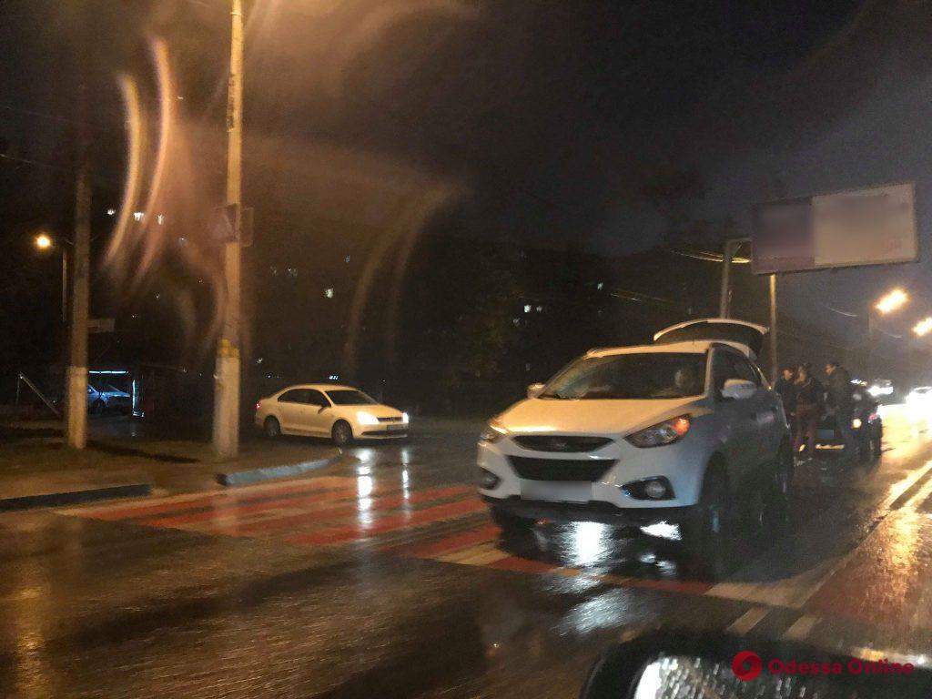 Из-за дождя и скользкой дороги в Одессе произошло два ДТП