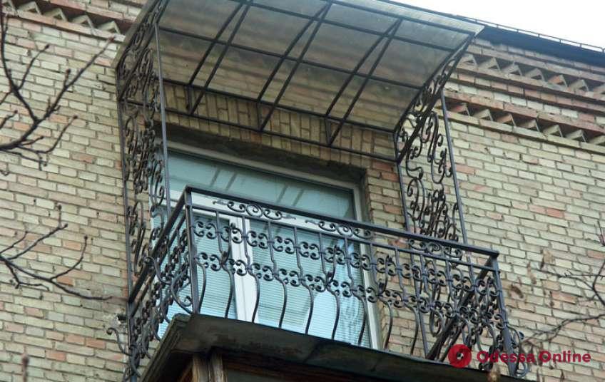 На поселке Котовского одесситка выпала с балкона