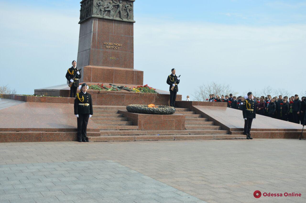 Одесские школьники заступили в почетный караул у Вечного огня