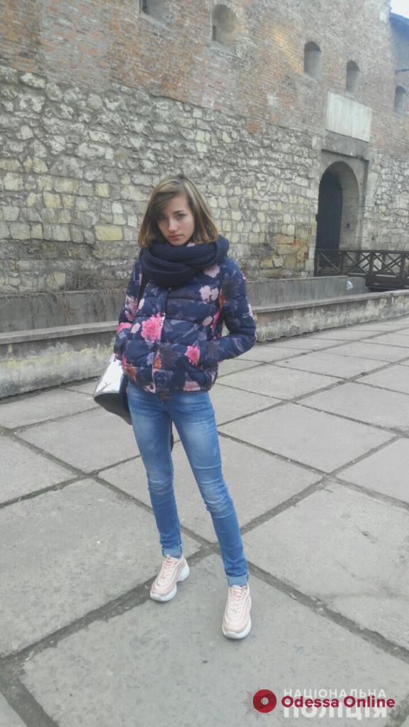 Ушла к дедушке и не вернулась: в Одесской области пропала девушка