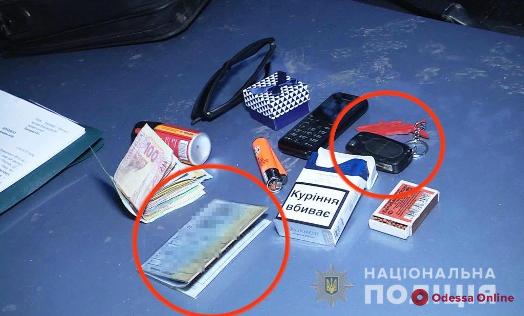 Угрожал пистолетом: в Одессе задержали молодого угонщика-рецидивиста