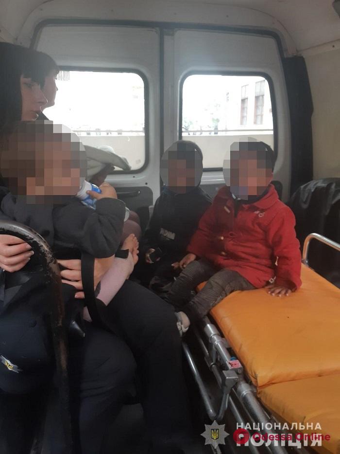 В Одессе полицейские забрали у горе-родителей четырех маленьких детей