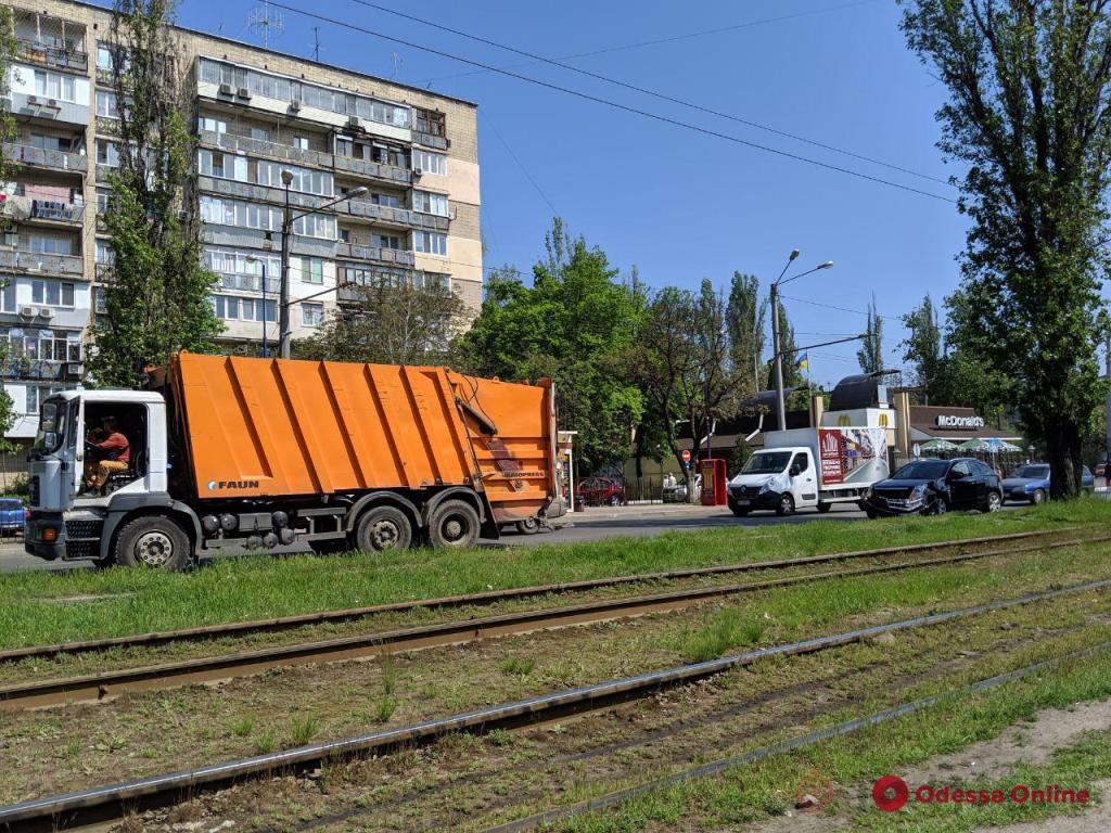 В Одессе внедорожник въехал в мусоровоз