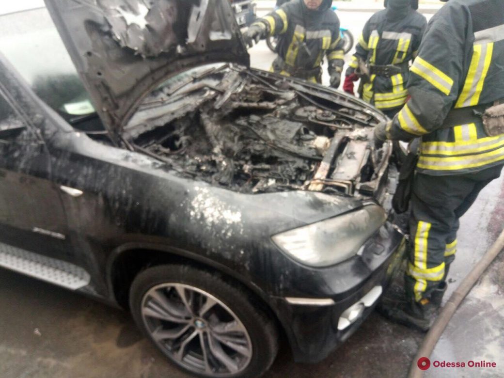 В Одессе на ходу загорелся BMW Х6