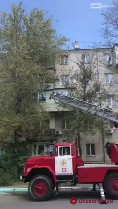 Прыгала на крыше балкона: в Черноморске спасали неадекватную женщину