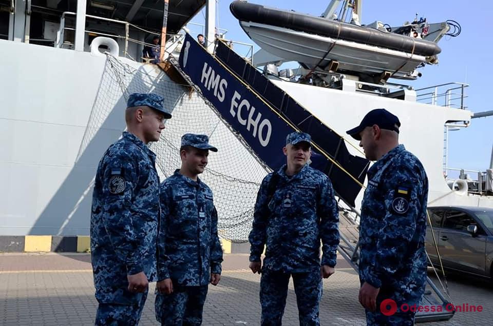 Украинские военные моряки проходят стажировку на британском корабле-разведчике