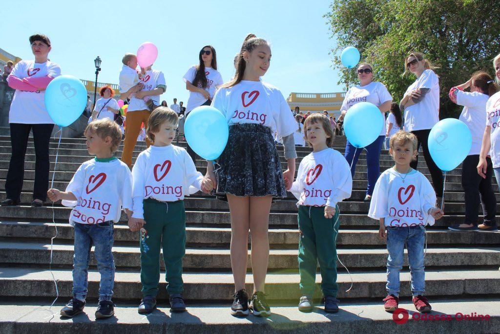 «Дети Одессы – Одессе-маме»: на Потемкинской лестнице прошел флешмоб (фото)