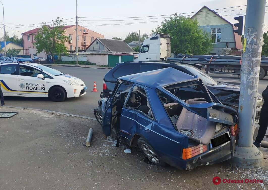 В Одессе столкнулись BMW и Ford — пострадали оба водителя