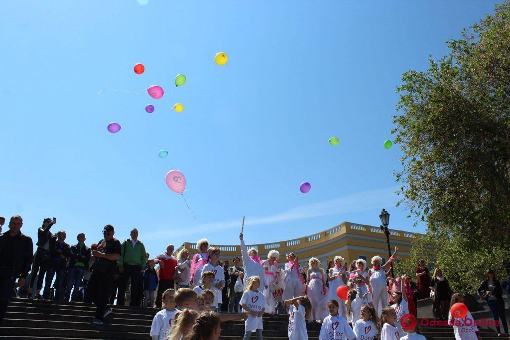 «Дети Одессы – Одессе-маме»: на Потемкинской лестнице прошел флешмоб (фото)