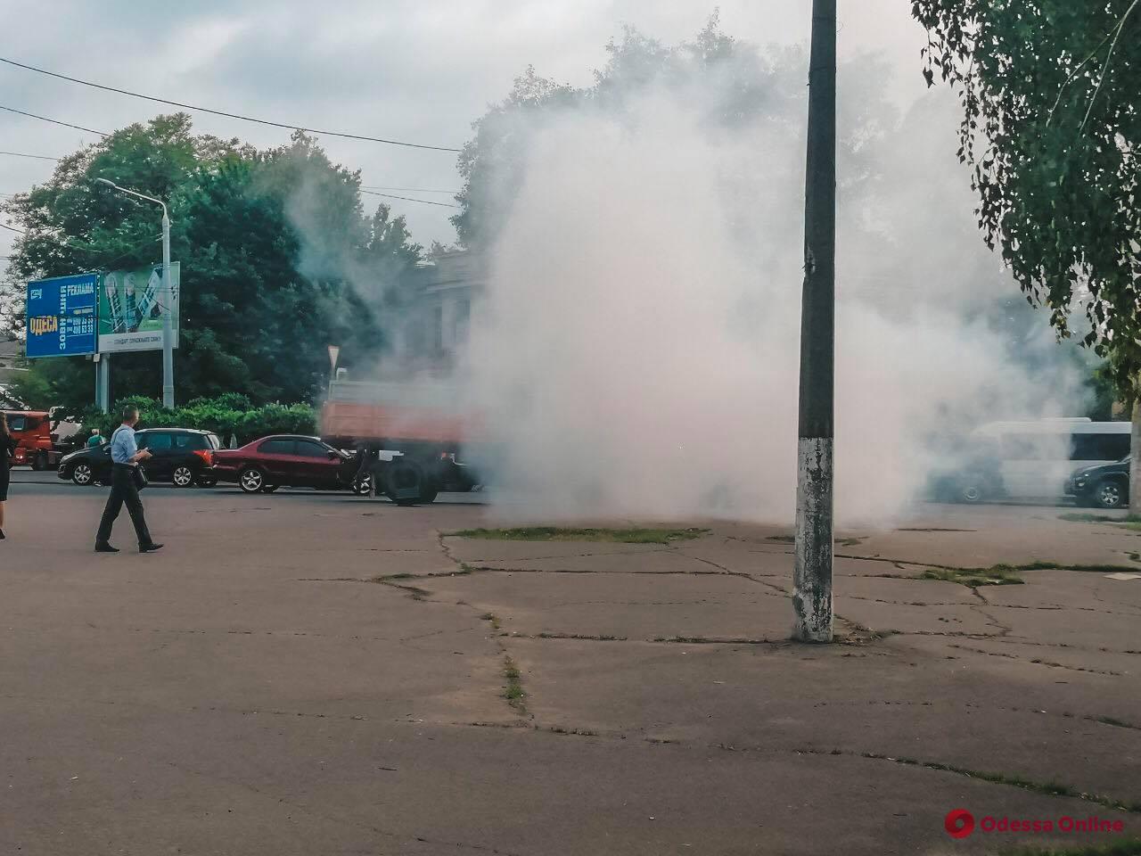 В Одессе на ходу загорелся грузовик (фото, видео)