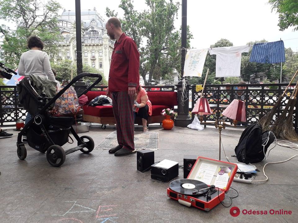 В пижамах и тапочках: одесситы устроили флешмоб в центре города (фото)