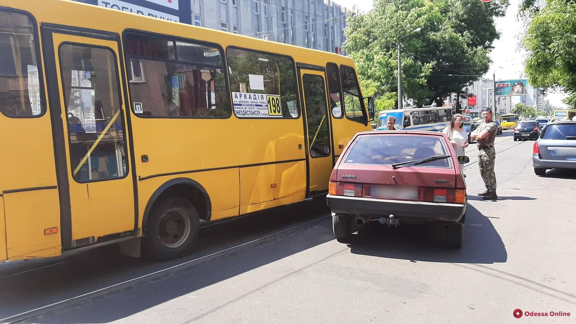 На Пантелеймоновской столкнулись маршрутка и легковушка