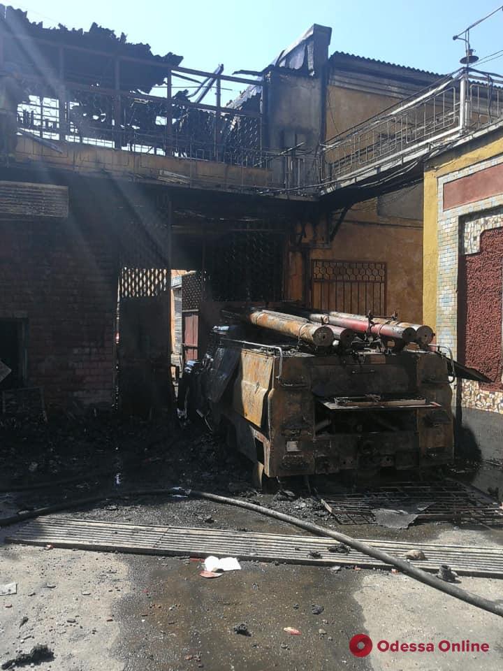 Сгоревшие пожарный автомобиль и дежурная часть: одесская колония после бунта (фото)