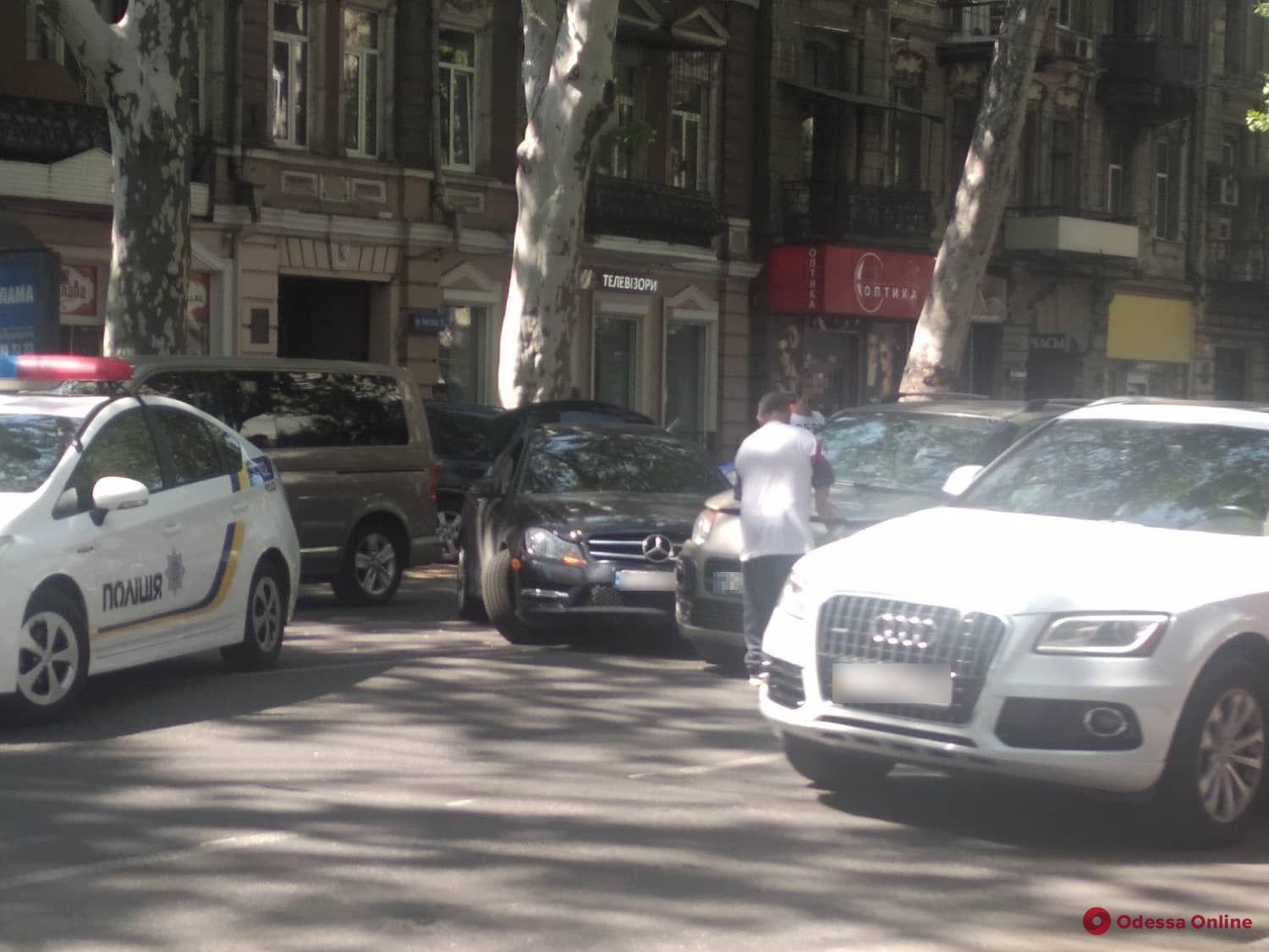 В центре Одессы столкнулись Mercedes и Citroën