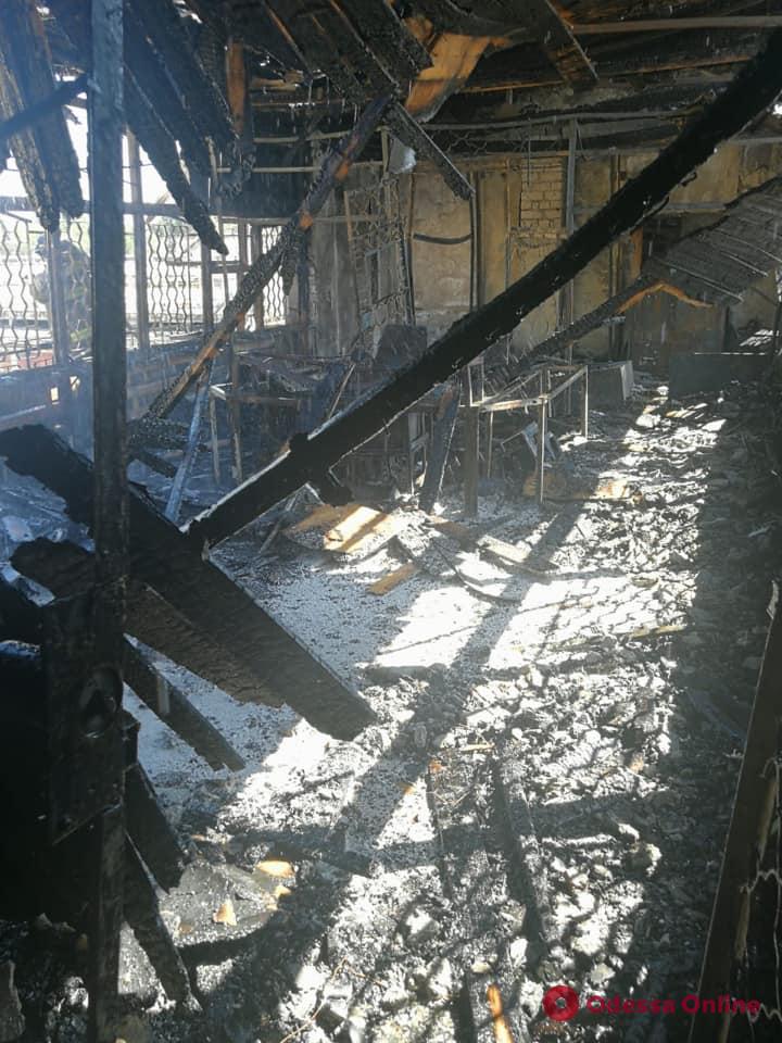 Сгоревшие пожарный автомобиль и дежурная часть: одесская колония после бунта (фото)