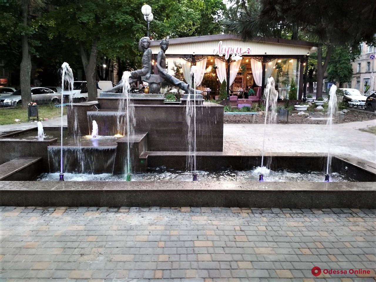 Вандалы повредили отремонтированный фонтан в центре Одессы