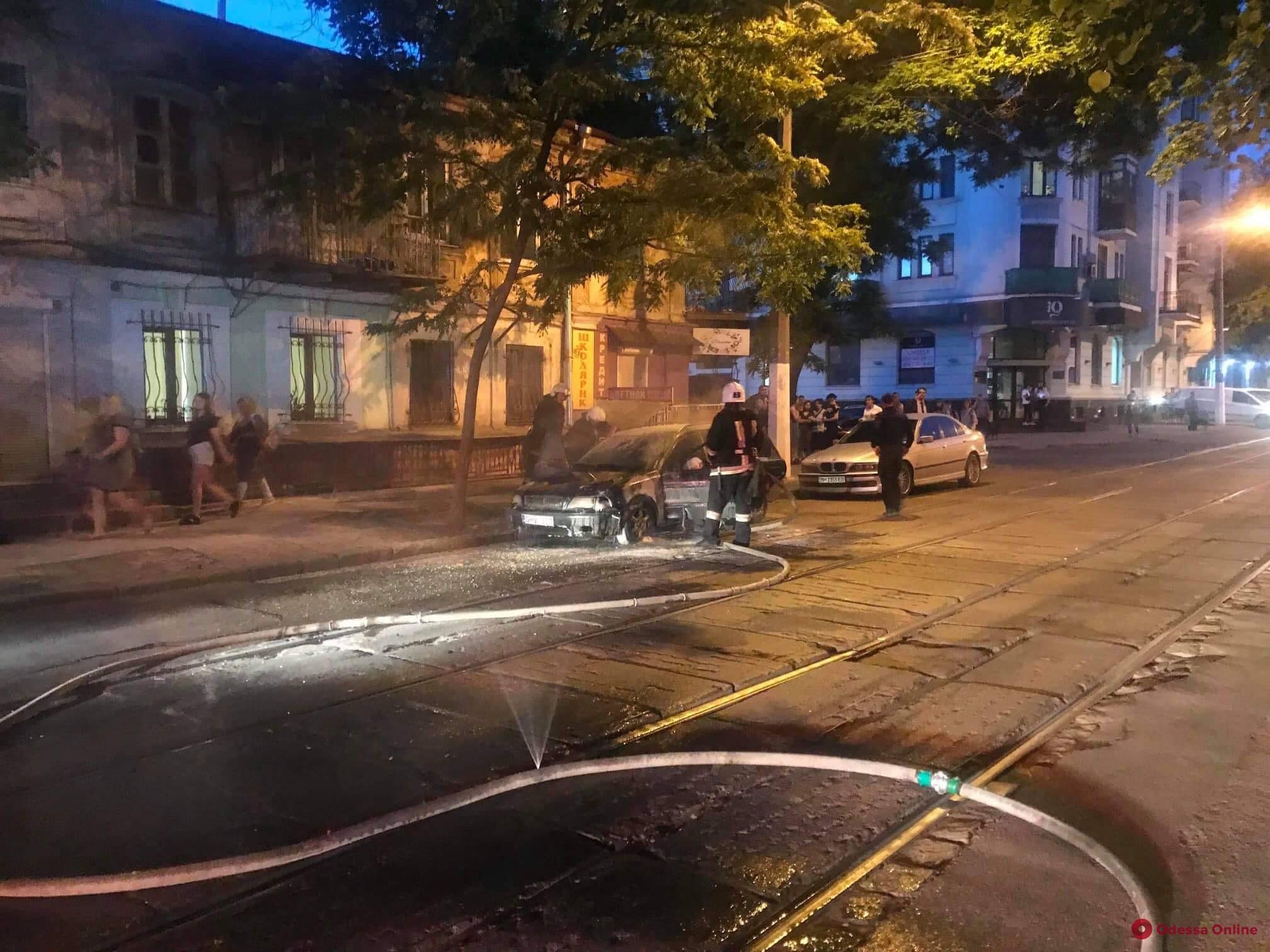 В центре Одессы подожгли автомобиль активиста