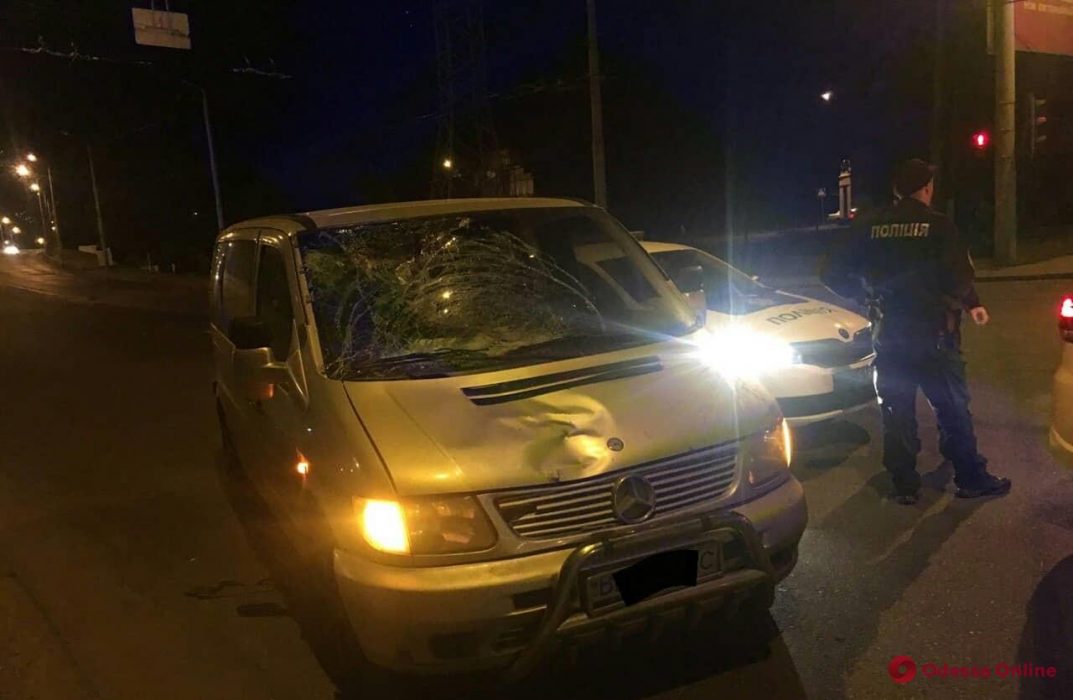 Ночью в Одессе микроавтобус насмерть сбил мужчину