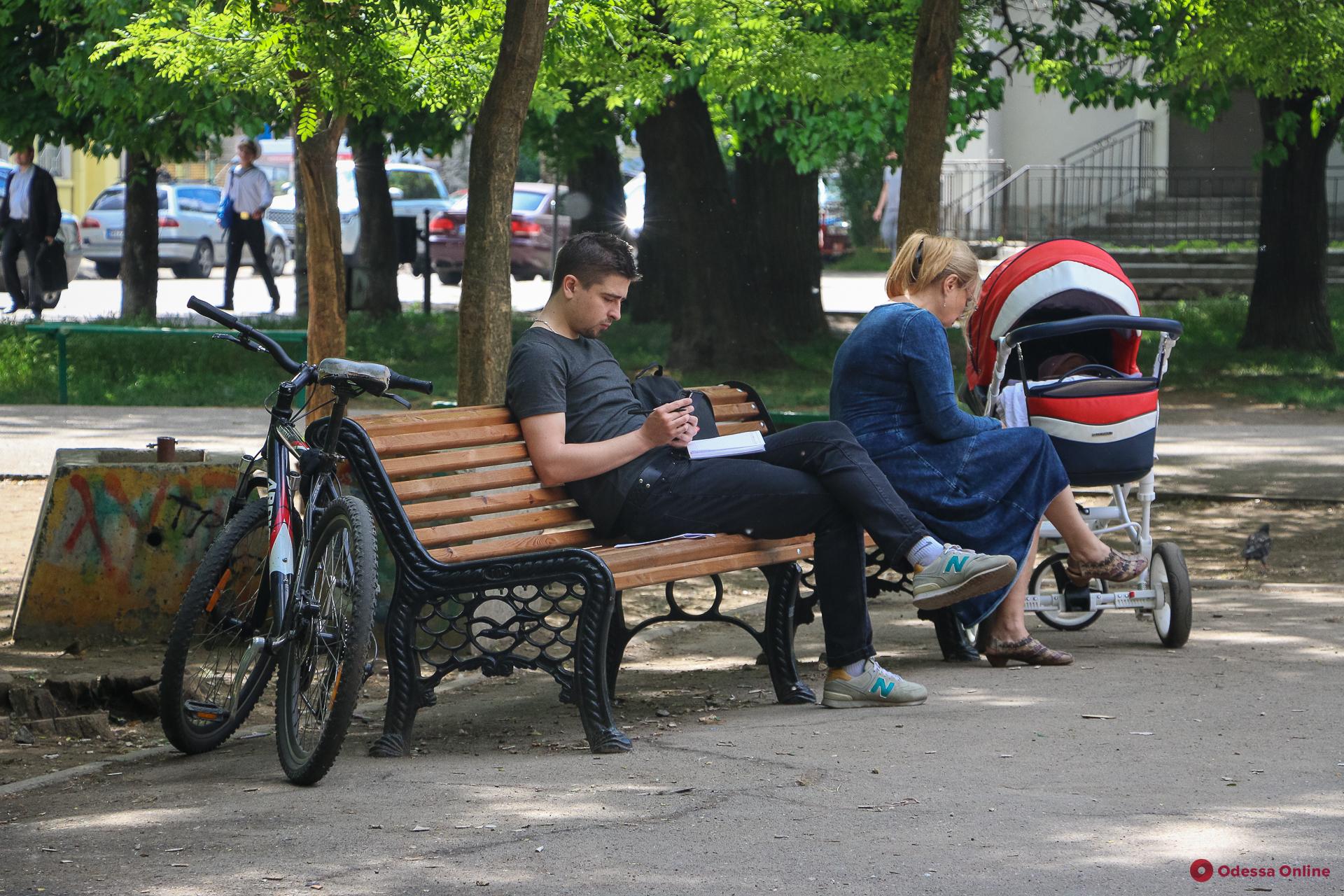 Одесса в лицах: прогулка по Старобазарному скверу (фоторепортаж)