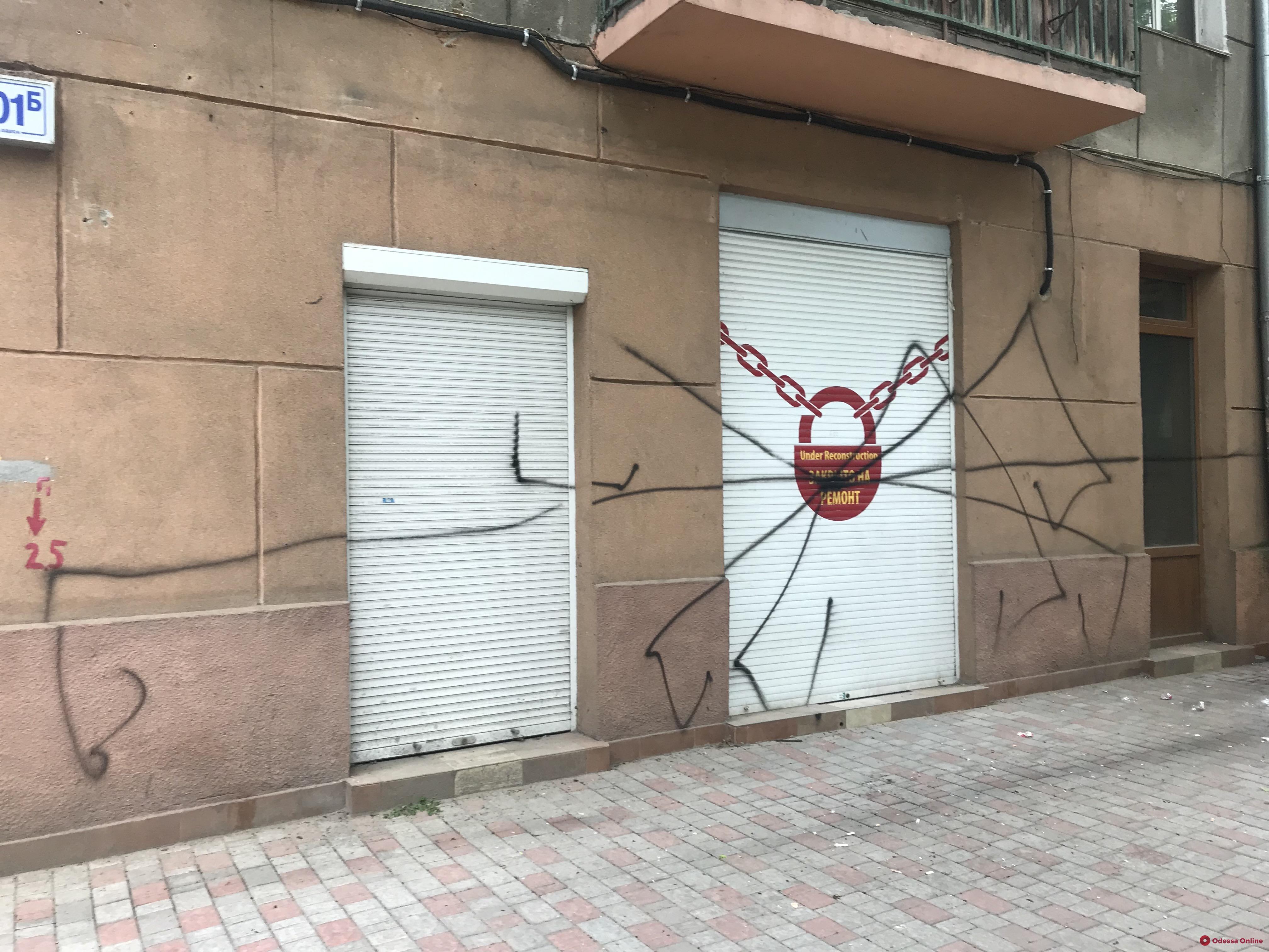 Пауки атаковали Одессу: массовые граффити паучьих лапок — вандализм или протест?