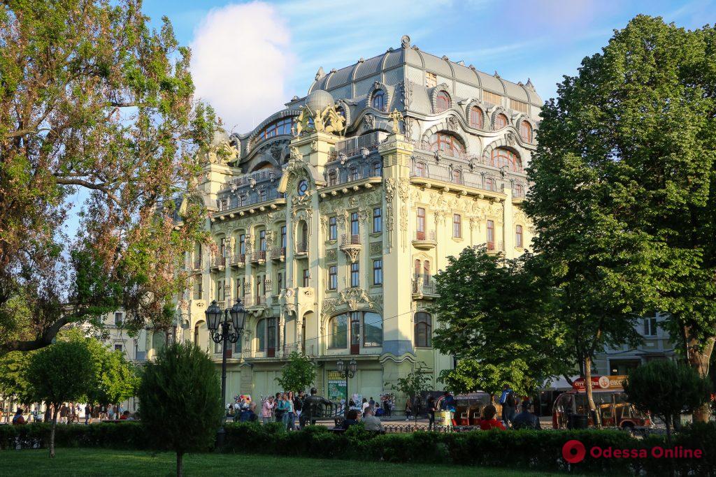 Уютные дворики, узкие улочки, аромат весны и вкусной выпечки: прогулка по Одессе (фоторепортаж)