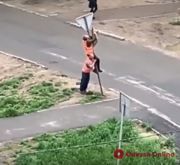 Одесские коммунальщики показали чудеса акробатики при установке дорожного знака (видео)