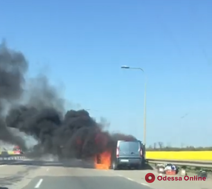 На Клеверном мосту загорелся автомобиль (видео)