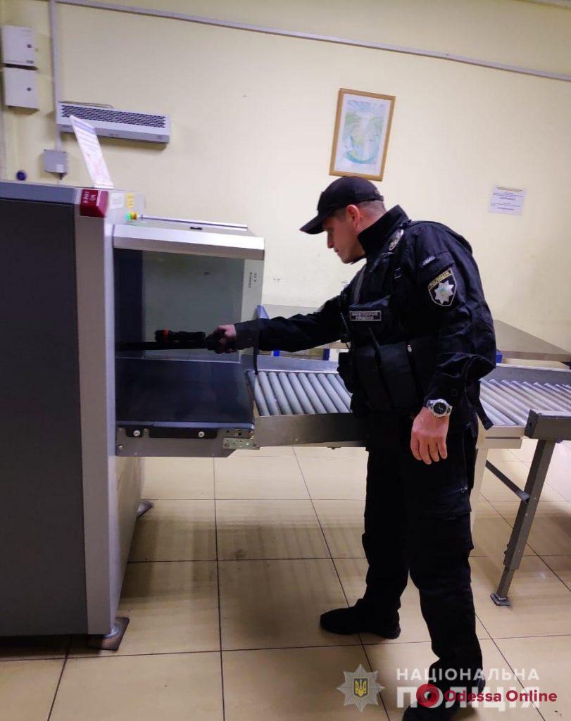 В Одесском аэропорту ищут бомбу (обновлено)
