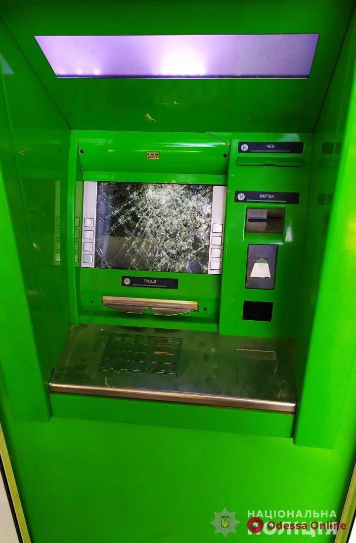Жительница Одесской области от злости разбила банкомат