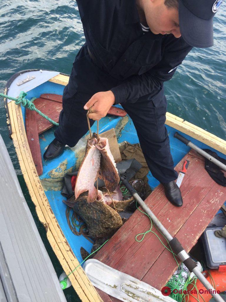 В прибрежной зоне Одессы браконьер дважды попался с богатым уловом