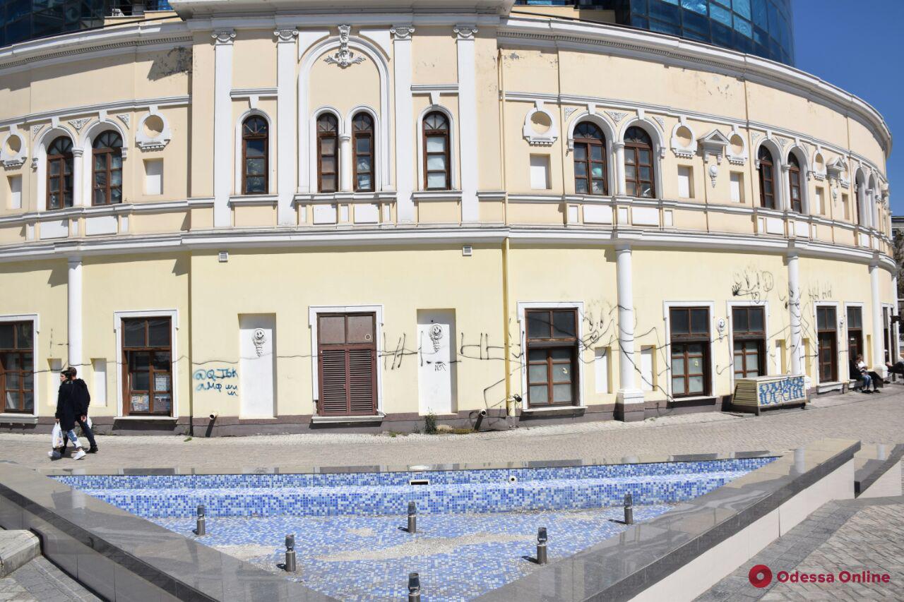В центре Одессы вандалы разрисовали фасад торгового центра (фото)