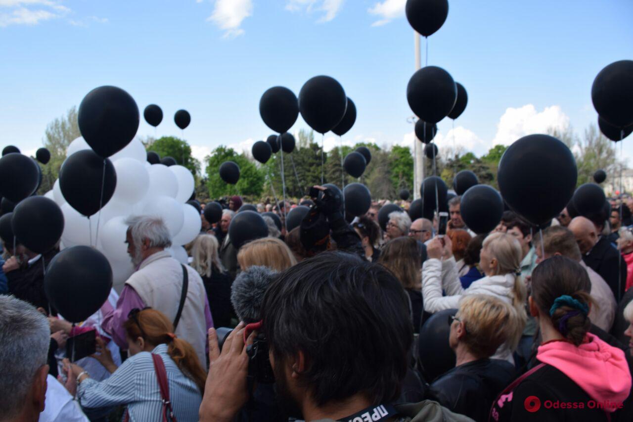 Пять лет трагедии: на Куликовом поле выпустили в небо черные шары (фото)