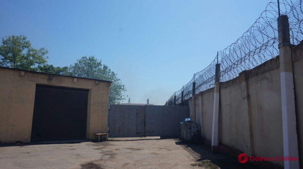 В одесской колонии бунтуют заключенные — подожжен автомобиль (фото, видео, обновляется)
