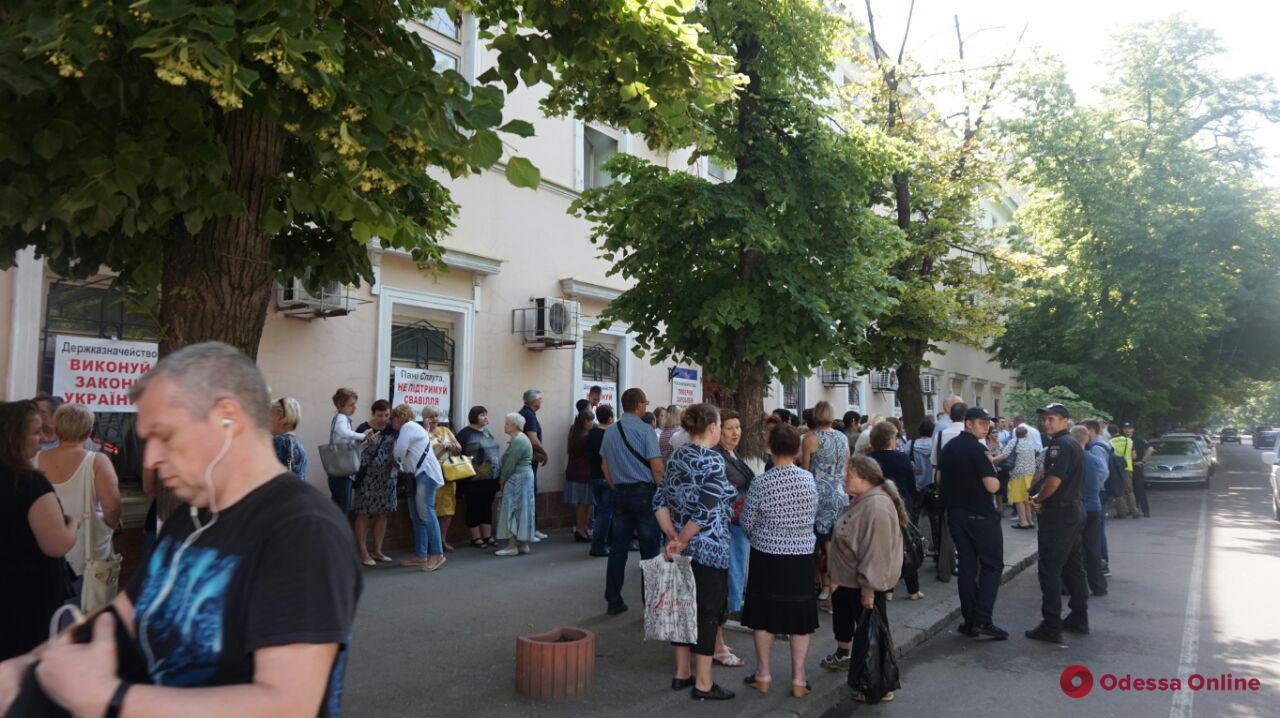 В Одессе под казначейством вновь митингуют сотрудники медицинского университета