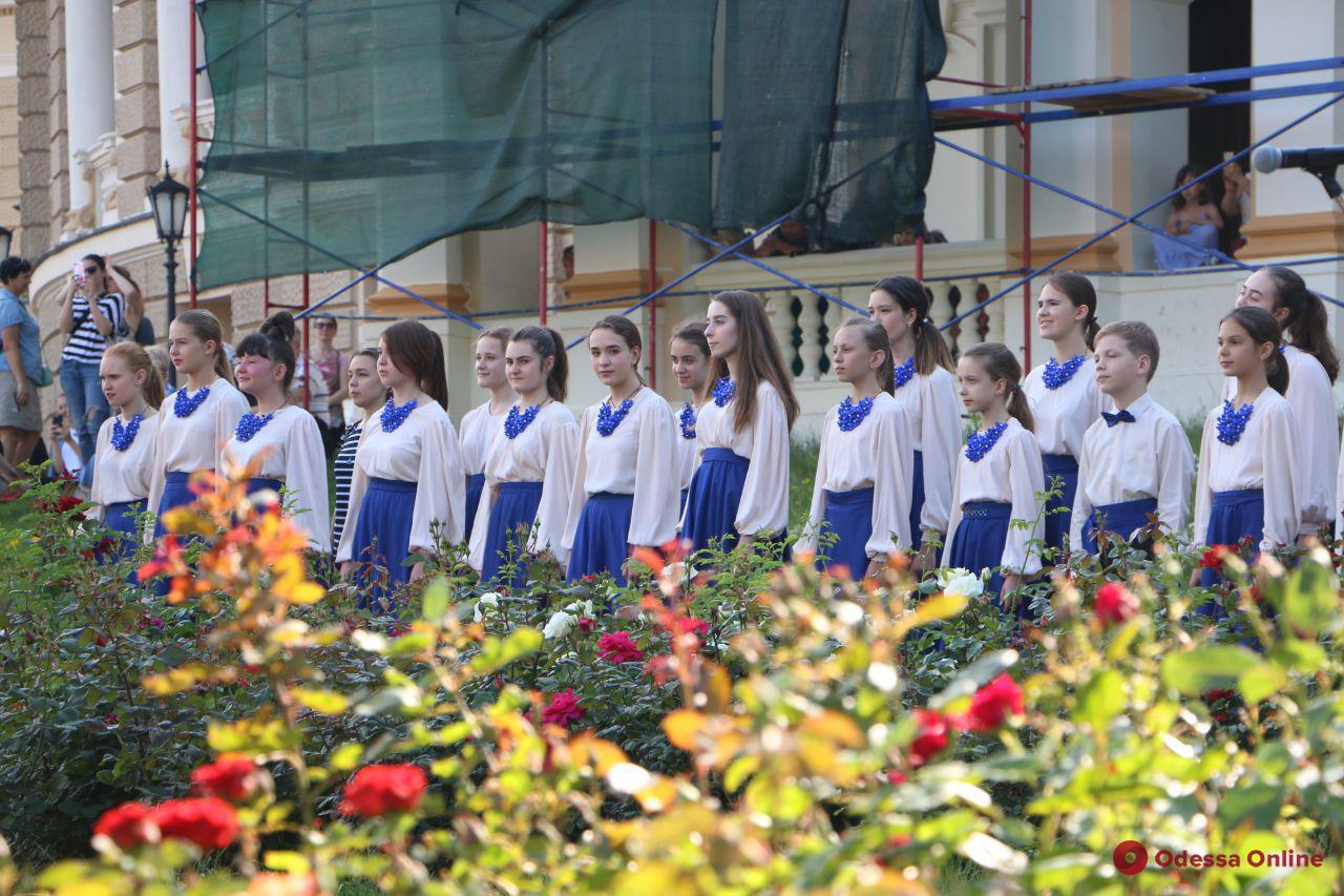 Пятьсот юных одесситов приняли участие в музыкальном флешмобе