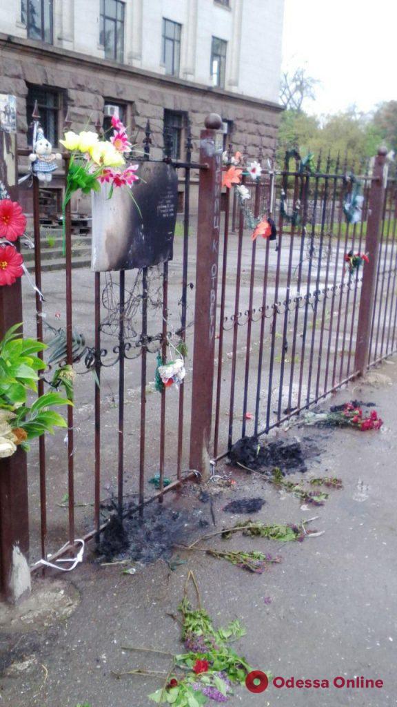 В Одессе возле Дома профсоюзов сожгли цветы и памятные таблички погибшим (видео)