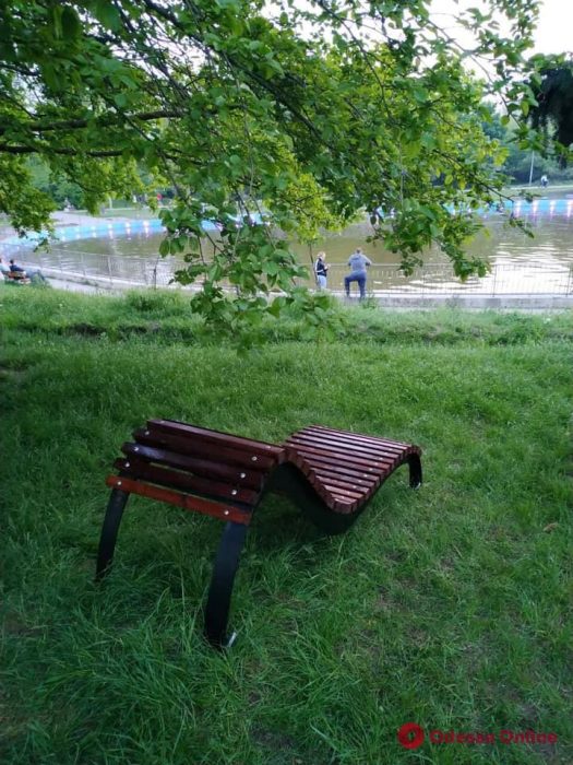 Еще ближе к Европе: в одесском парке установили первую в городе скамью-топчан